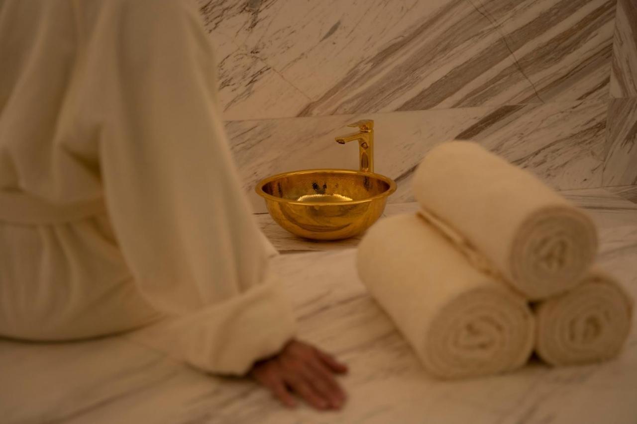 Jareed Hotel Riyadh Exterior photo A golden bowl with a tap