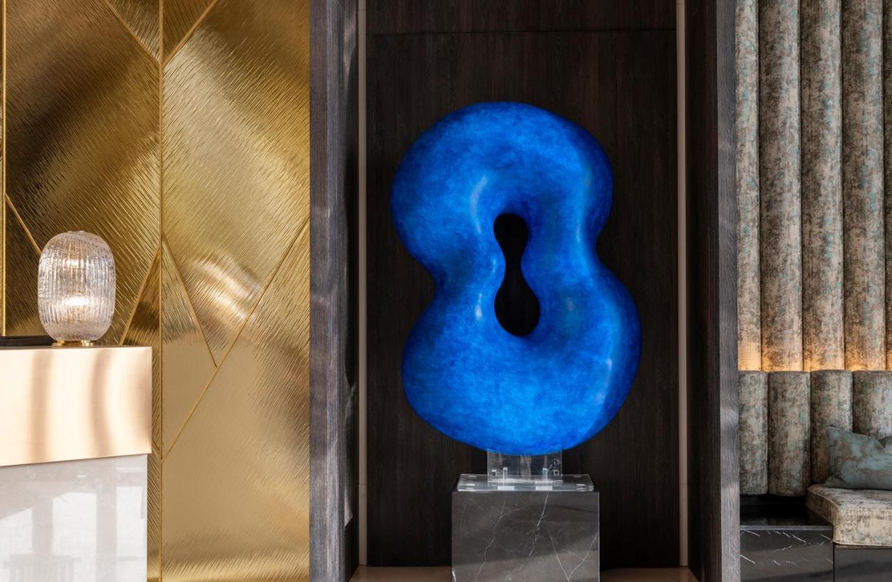Jareed Hotel Riyadh Exterior photo The sculpture "8" by the artist at the entrance of the hotel
