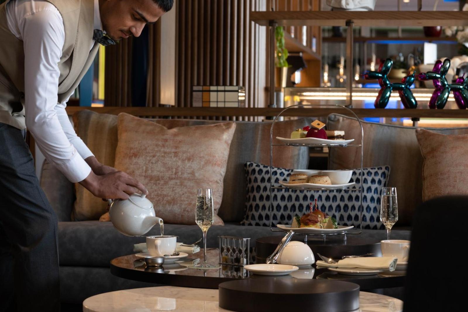 Jareed Hotel Riyadh Exterior photo A butler at work